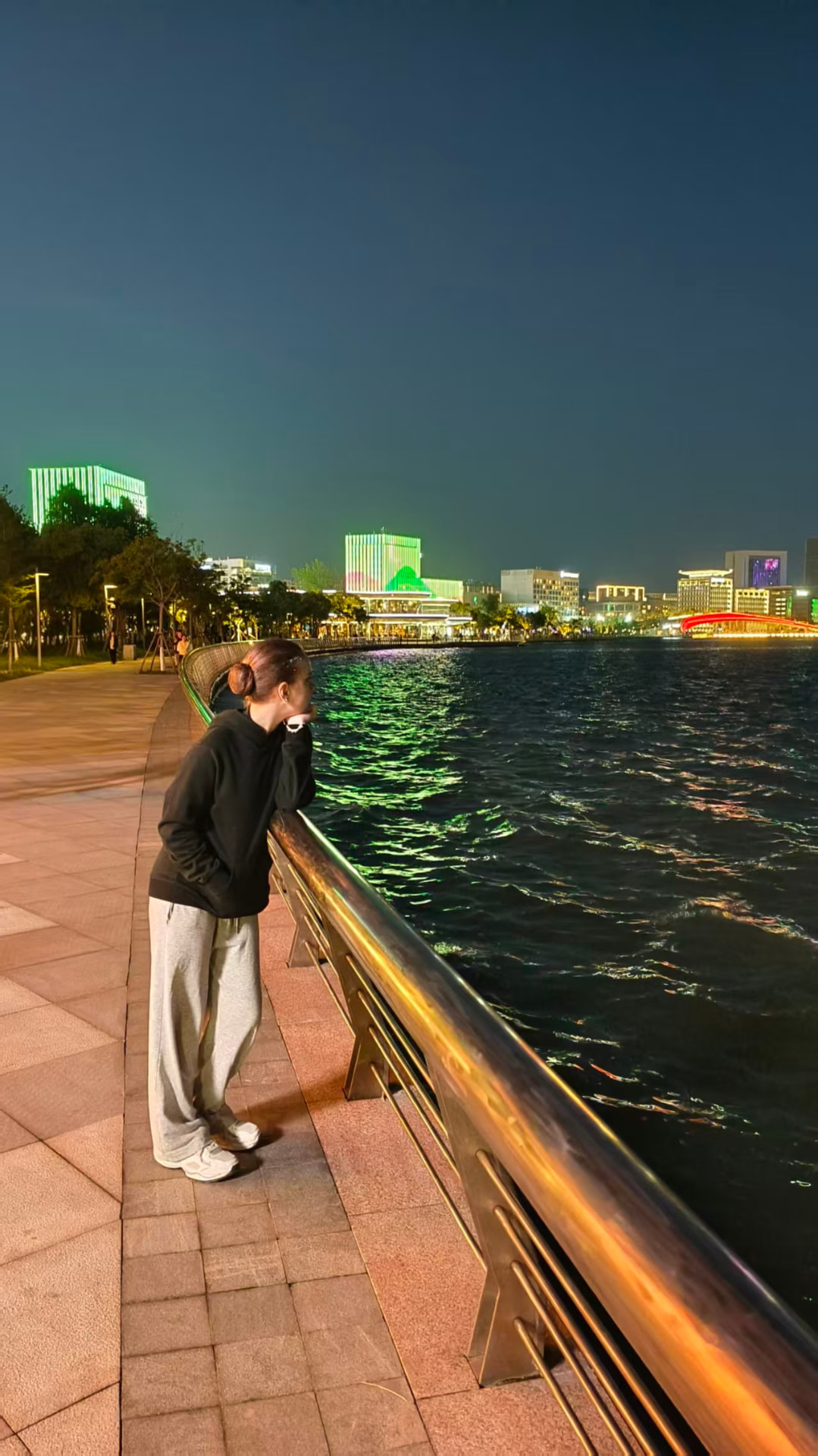 Женщина у набережной ночного города