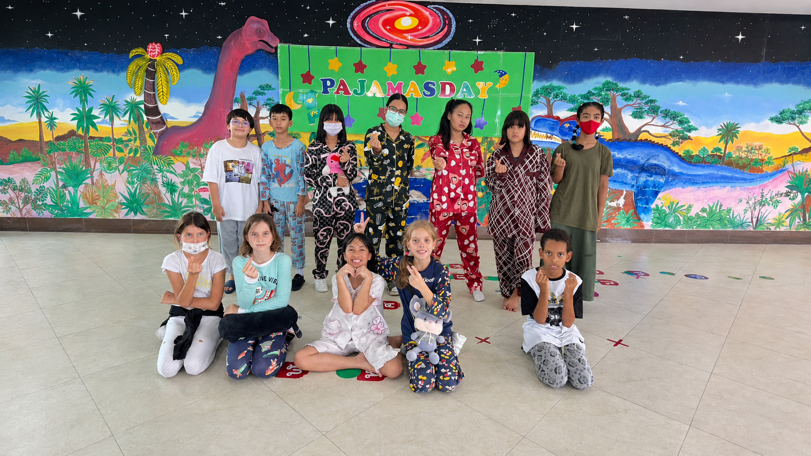 Групповая фотография учеников на Pajamas Day